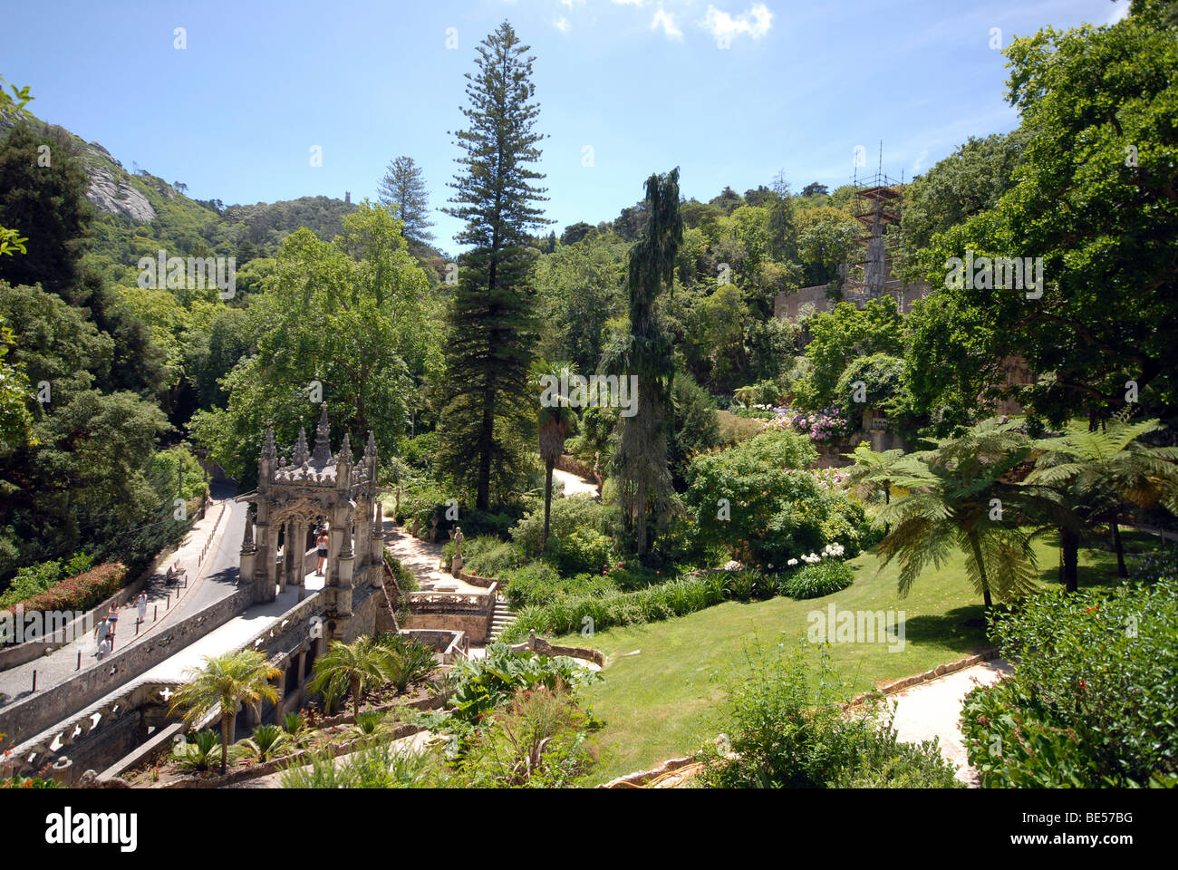 Ein Blick auf die Gärten aus dem Palácio e Quinta da Regaleira in Sintra, Portugal. Stockfoto
