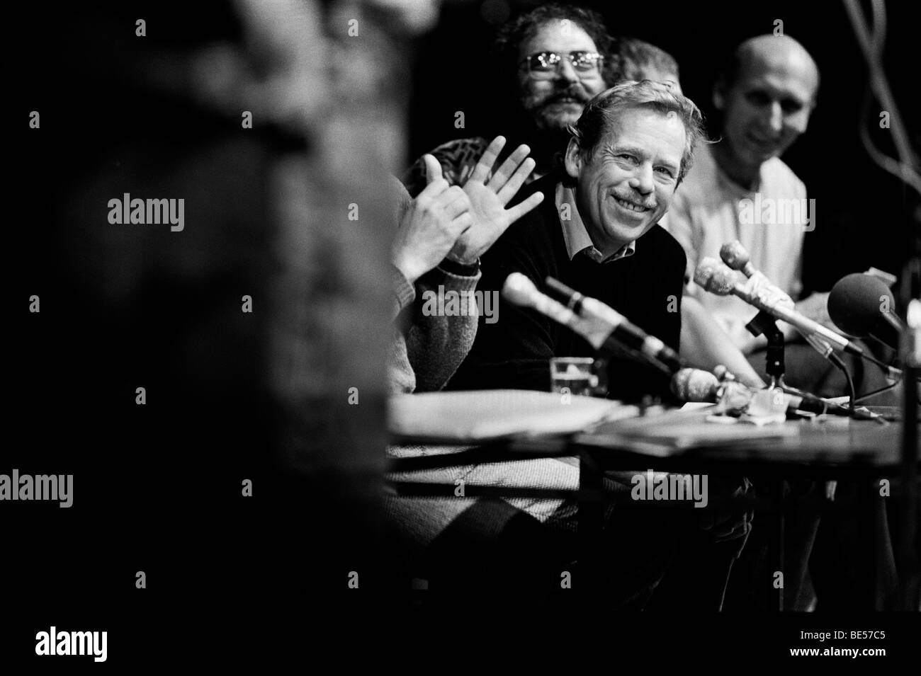 Vaclav Havel Meetsthe drücken Sie die Laterna Magica in Prag kündigt den Zusammenbruch des Kommunismus. Tschechoslowakei November 1989 Stockfoto