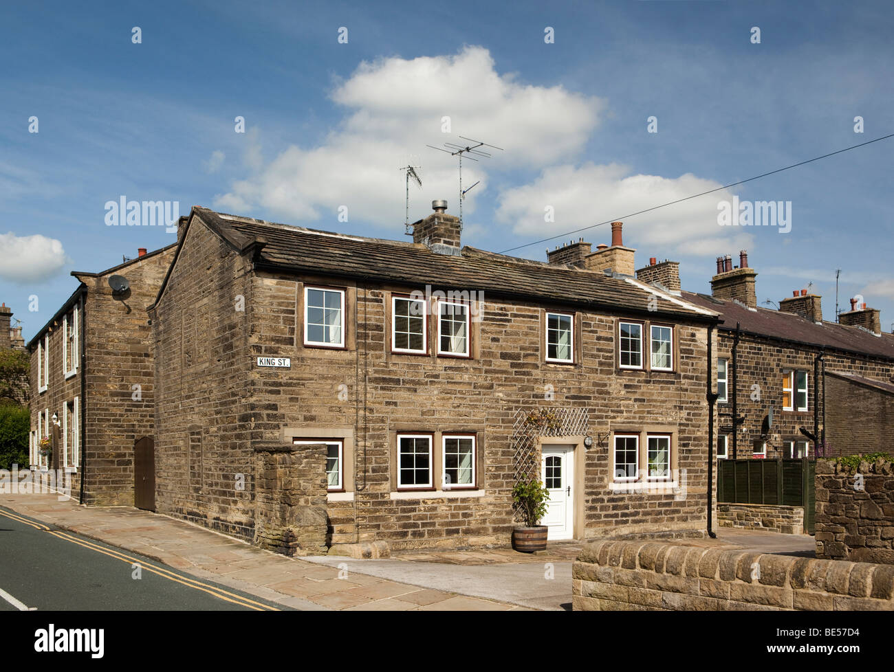 Großbritannien, England, Yorkshire, Haworth, Sun Street, kleines Haus aus Stein gebauten Seite auf Straße Stockfoto