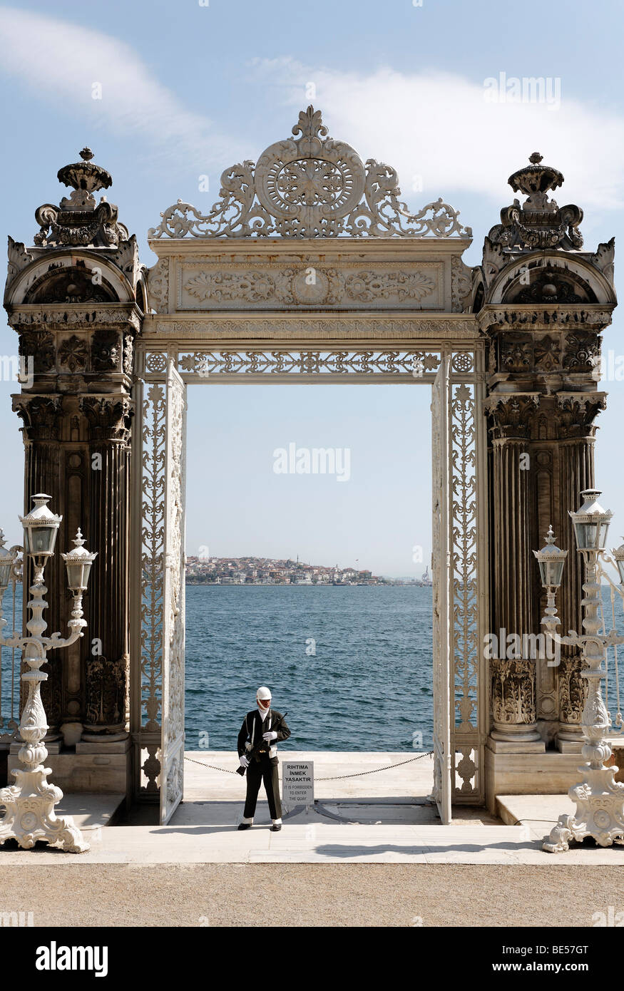 Haupttor am Bosporus-Ufer, mit wachen, Dolmabahce Palast, Besiktas, Istanbul, Türkei Stockfoto