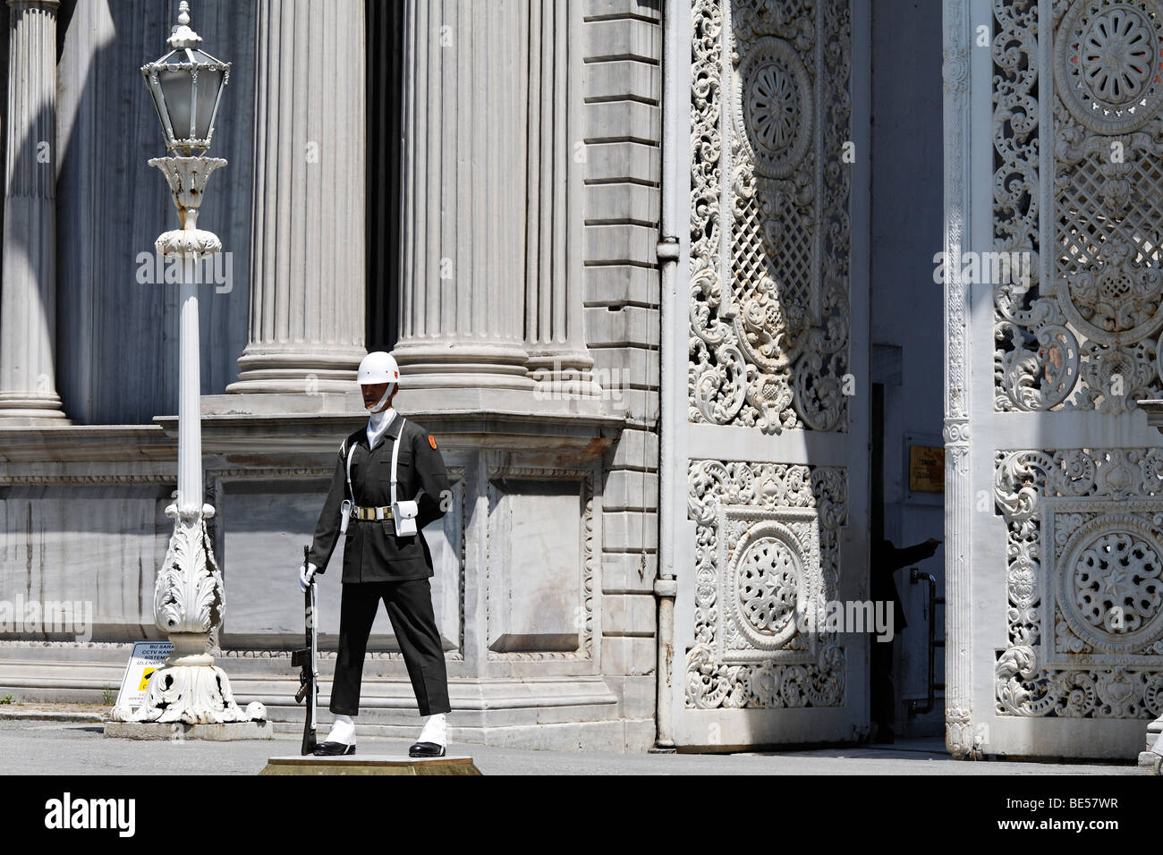 Wache vor dem palastartigen Eingang, Dolmabahce Palast des Sultans-Palast aus dem 19. Jahrhundert, Besiktas, Istanbul, Türkei Stockfoto