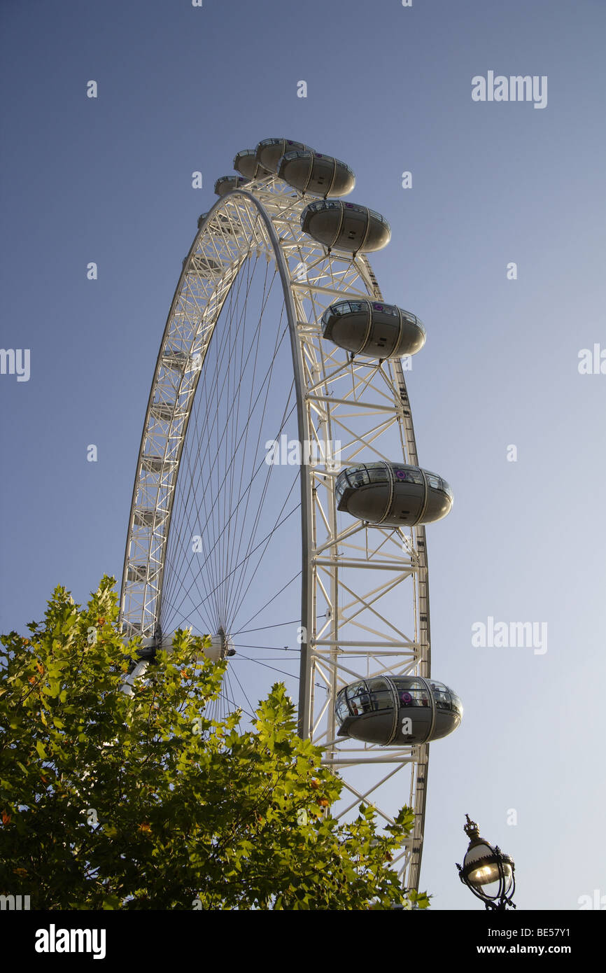 London Eye Riesenrad Touristenattraktion, gegen blauen Himmel am Südufer gegenüber den Häusern des Parlaments Technikmeisterstück. Stockfoto