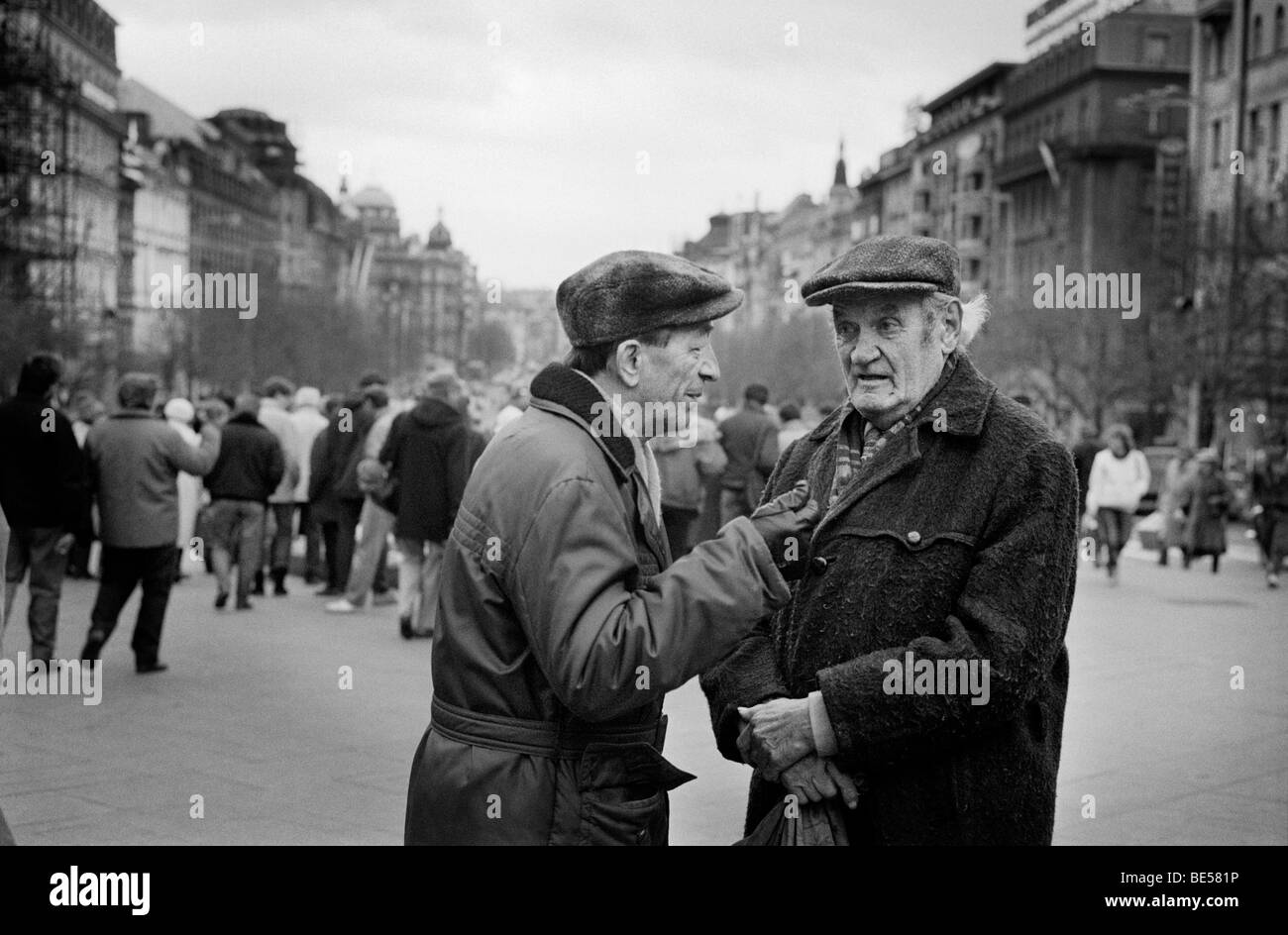 Alte Männer in Wenceslas Sq. Prague Stockfoto