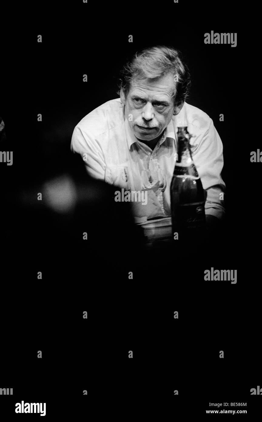 Vaclav Havel Adressierung der Medien in The Magic Lantern Theater, während der Revolution Kommunismus in Czechoslov Beendigung Stockfoto