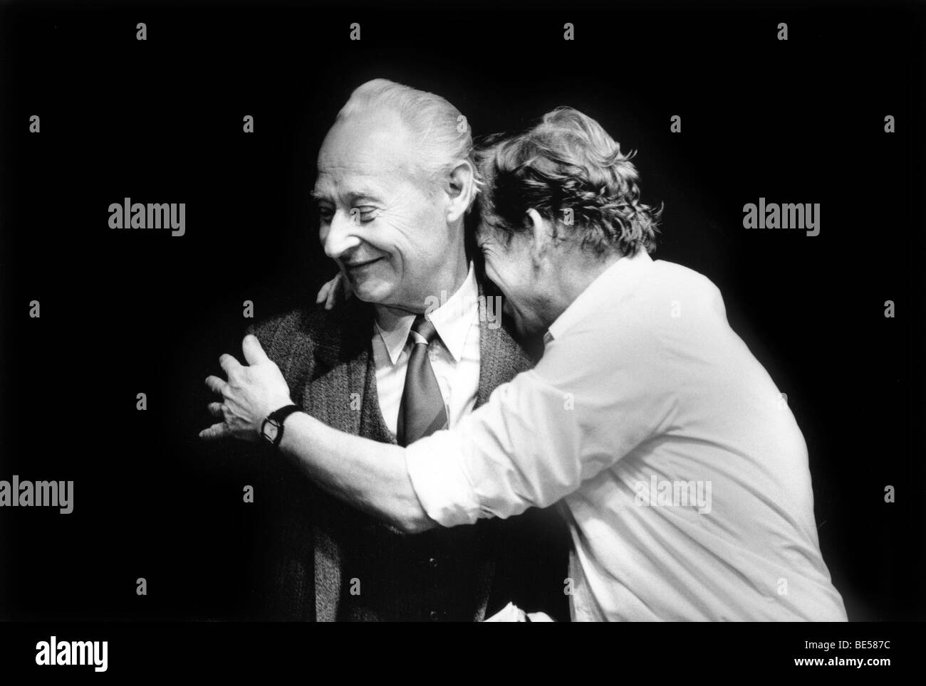 Vaclav Havel und Alexander Dubcek umarmen wie Nachrichten über den Rücktritt der Mehrheit der Tschechischen Präsidium durchkommt. Die Stockfoto