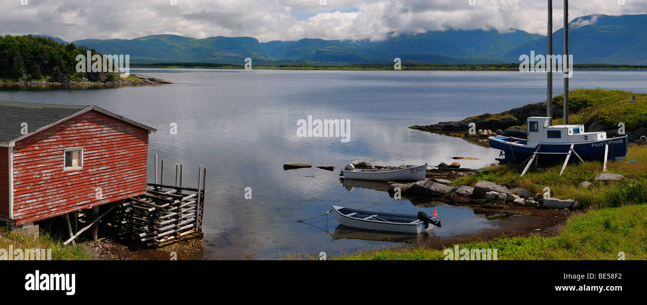 Panorama von Bootshaus und Boote bei St. Pauls Bucht Neufundland mit Gros Morne Long Range Mountains Stockfoto