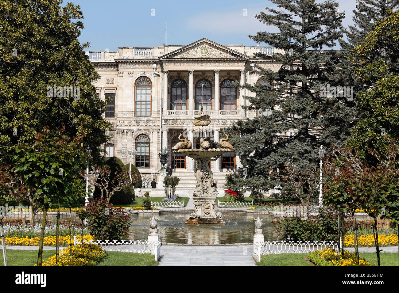 Dolmabahce Palast und Schwan Brunnen, Sultans-Palast aus dem 19. Jahrhundert, Besiktas, Istanbul, Türkei Stockfoto