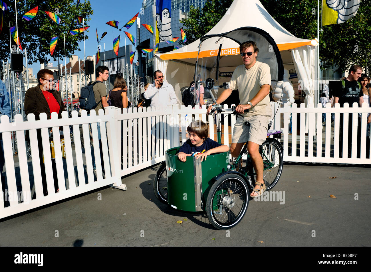 Paris, Frankreich, Leute, die alternative Verkehrsmittel Show besuchen, 'Fete des Transport', Vater und Sohn reiten Fahrrad Pedicab, Familie auf dem Fahrrad Stockfoto