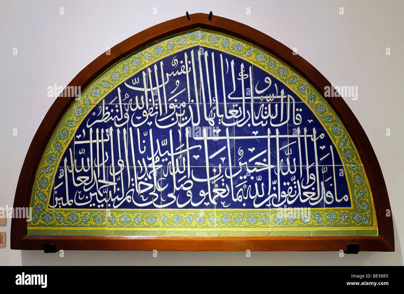 Lünette aus Iznik-Fliesen aus dem 16. Jahrhundert, Çinili Pavillion, Archäologisches Museum, Topkapi Palast, Istanbul, Türkei Stockfoto