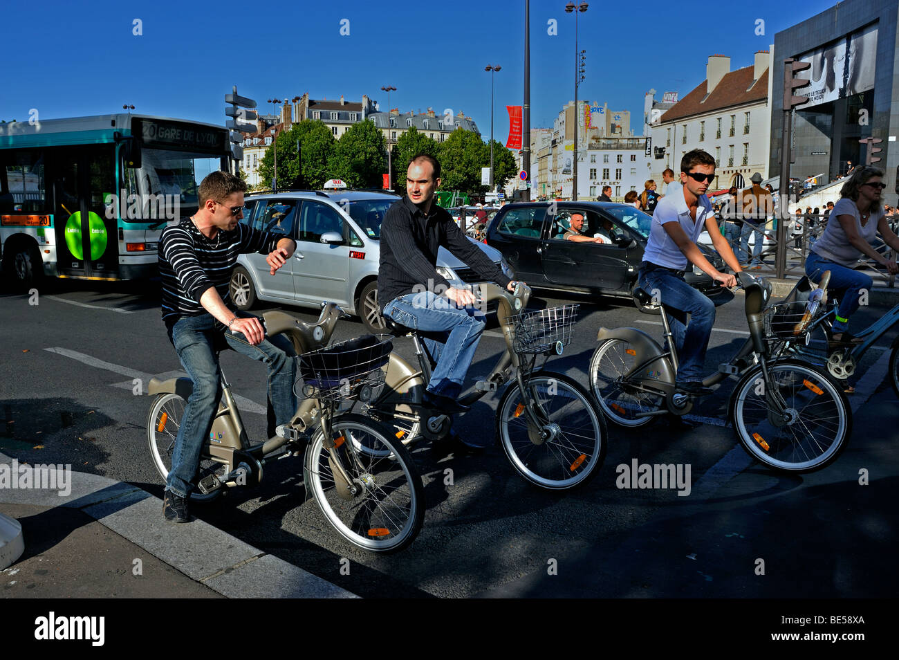 Paris, Frankreich, Straßenszene, Kleingruppen, junge Männer auf Velib kostenlose öffentliche Fahrräder Radfahren auf der Straße, Auto, Touristen [Land] [Teenager] Fahrrad Stockfoto