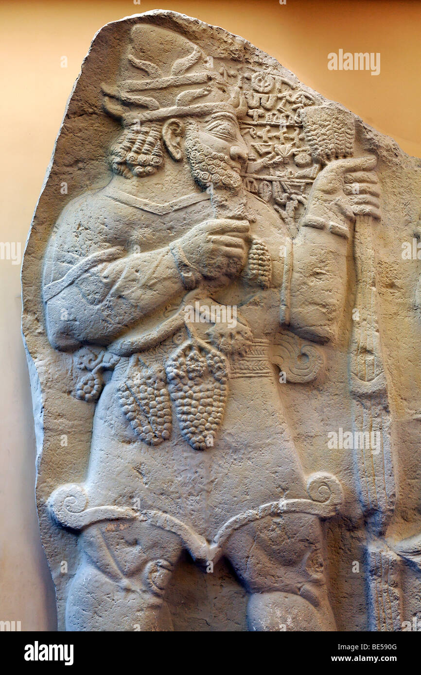 Tarhunza, Gottheit der Hethiter, mit Trauben, monumentale Sandsteinrelief, Archäologisches Museum, Topkapi Palast, Istanbul, Türk Stockfoto