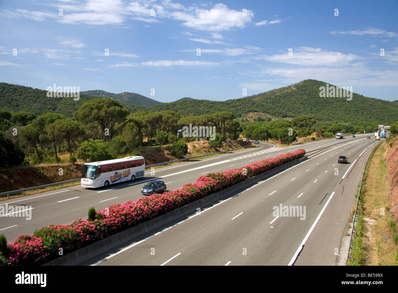 Fahrzeuge fahren auf der Autobahn A8, La Provencale in Südfrankreich. Stockfoto