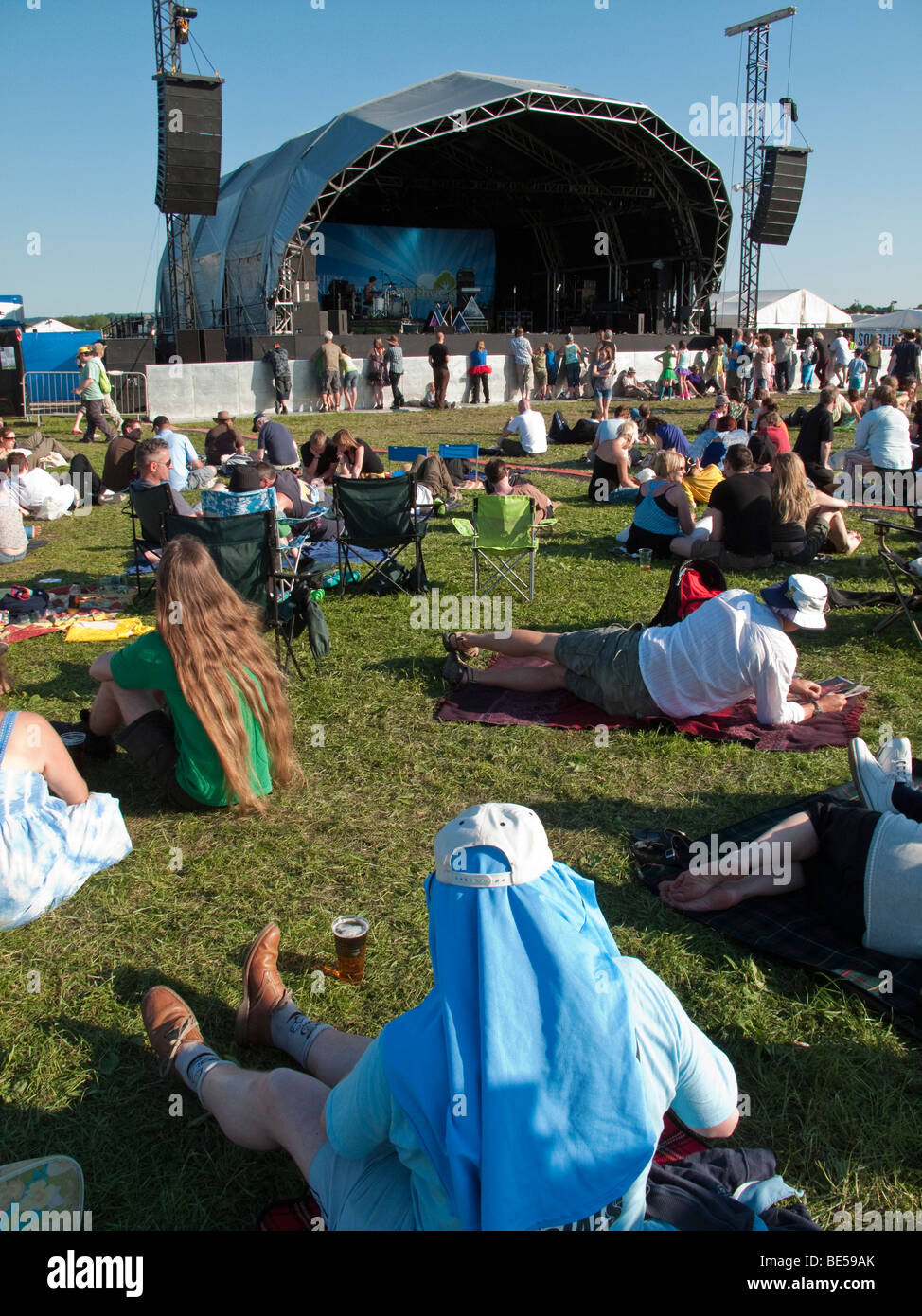 Menschen entspannen vor der Hauptbühne am Wychwood Musik Festival, Cheltenham, england Stockfoto