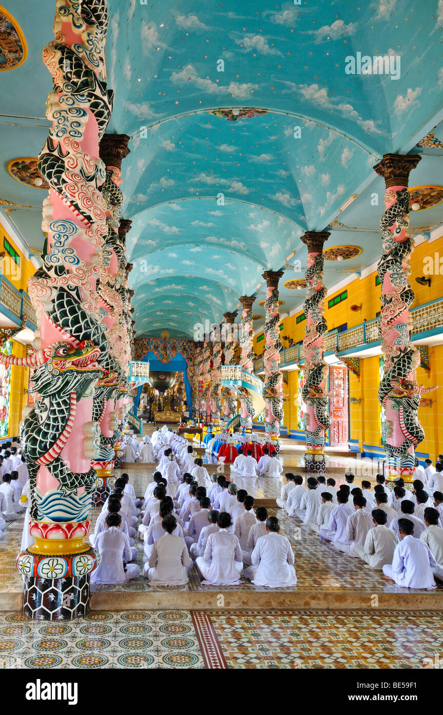 Beten, gottesfürchtige Männer und Frauen, zeremonielle Mittagsgebet in der Cao Dai Tempel Tay Ninh, Vietnam, Asien Stockfoto