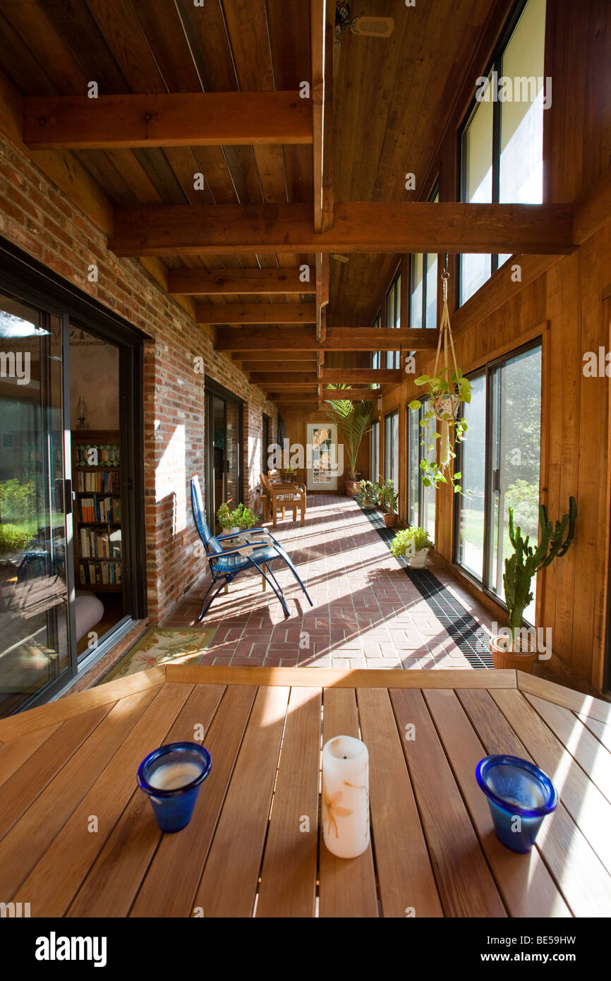 Innenansicht des Atriums (Solarium) in eine Passive solar "Umschlag" Hausentwurf nach Hause in Wohngegend. Stockfoto