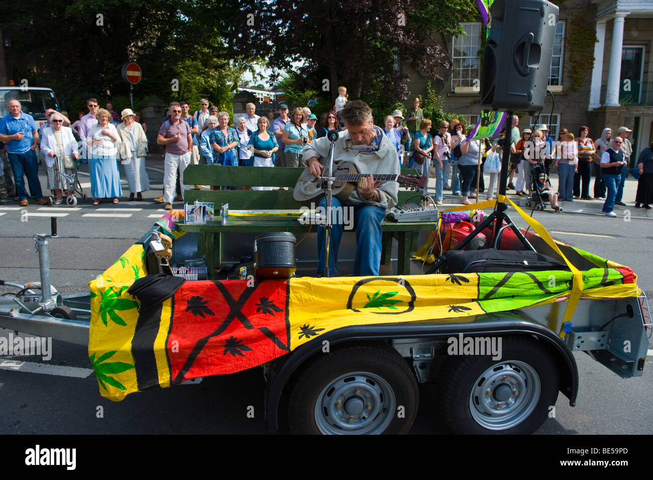 Jazz-Band auf Anhänger für die Öffnung der Parade von Brecon Jazz Festival 2009 Stockfoto