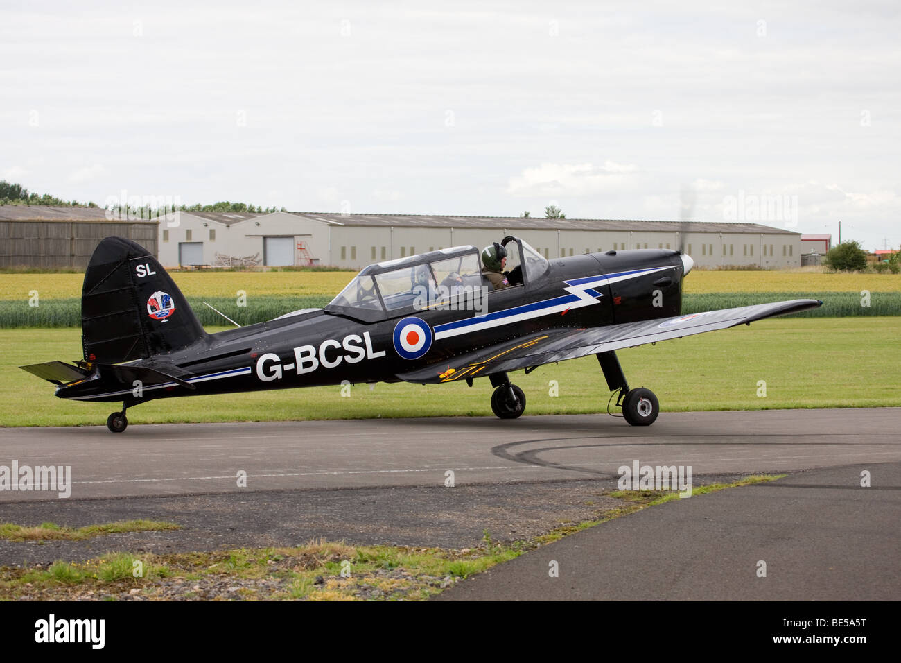 De Havilland (Kanada) DHC-1 Chipmunk 22 G-BCSL Rollen nach der Landung am Breighton Flugplatz Stockfoto