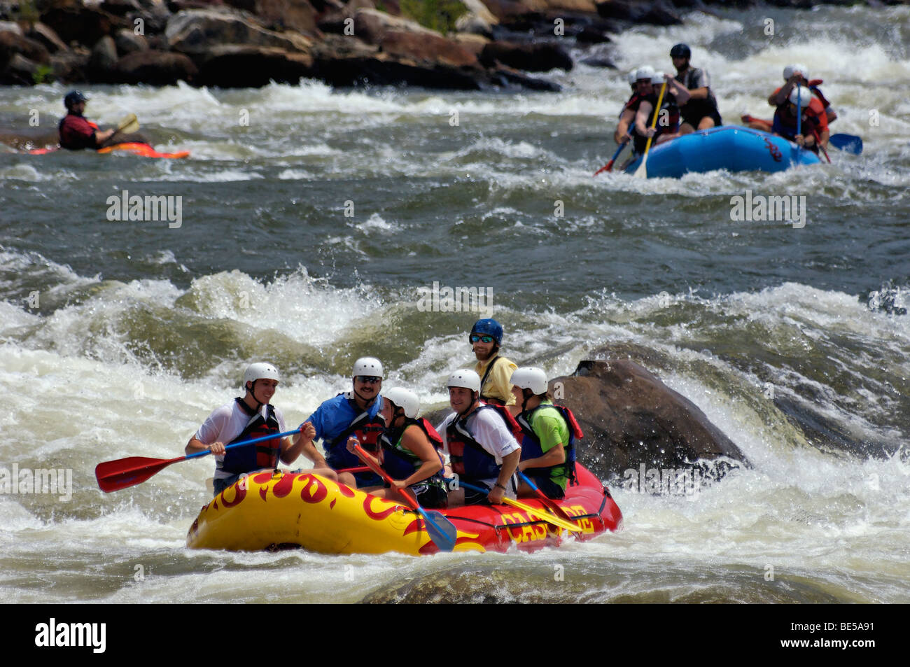 Wildwasser-Rafting und Kajakfahren auf dem Ocoee River in Polk County, Tennessee Stockfoto