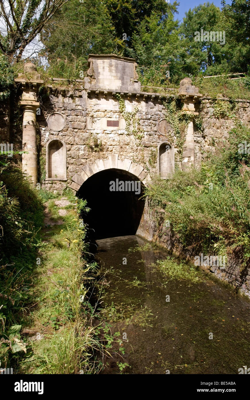 Das Coates-Portal des Sapperton Tunnels auf die Stroudwater Themse und Severn Kanal Vertrauen Stockfoto