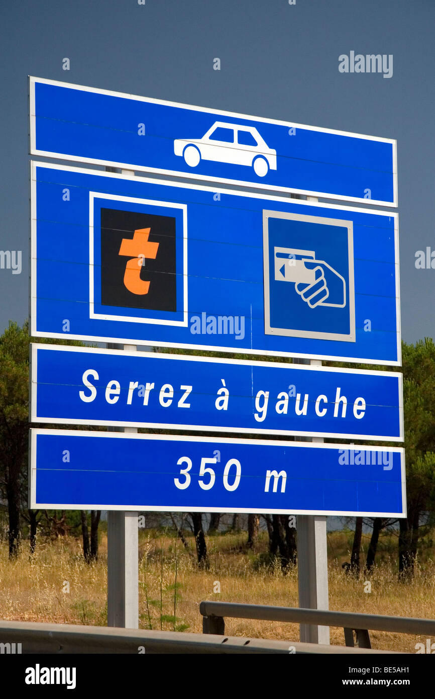 Französische Sprache Verkehrszeichen Warnung der Mautstation weiter auf der Autobahn A8 La Provencale in Südfrankreich. Stockfoto