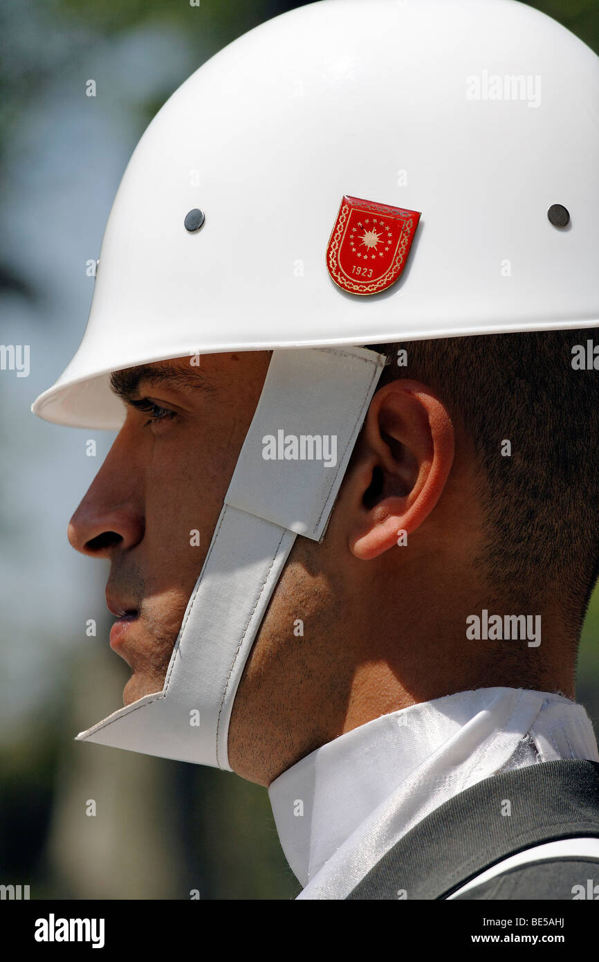 Junge Garde mit weißen Helm und weißen Seidenschal, Porträt, Dolmabahce Palast des Sultans-Palast aus dem 19. Jahrhundert, Besikta Stockfoto