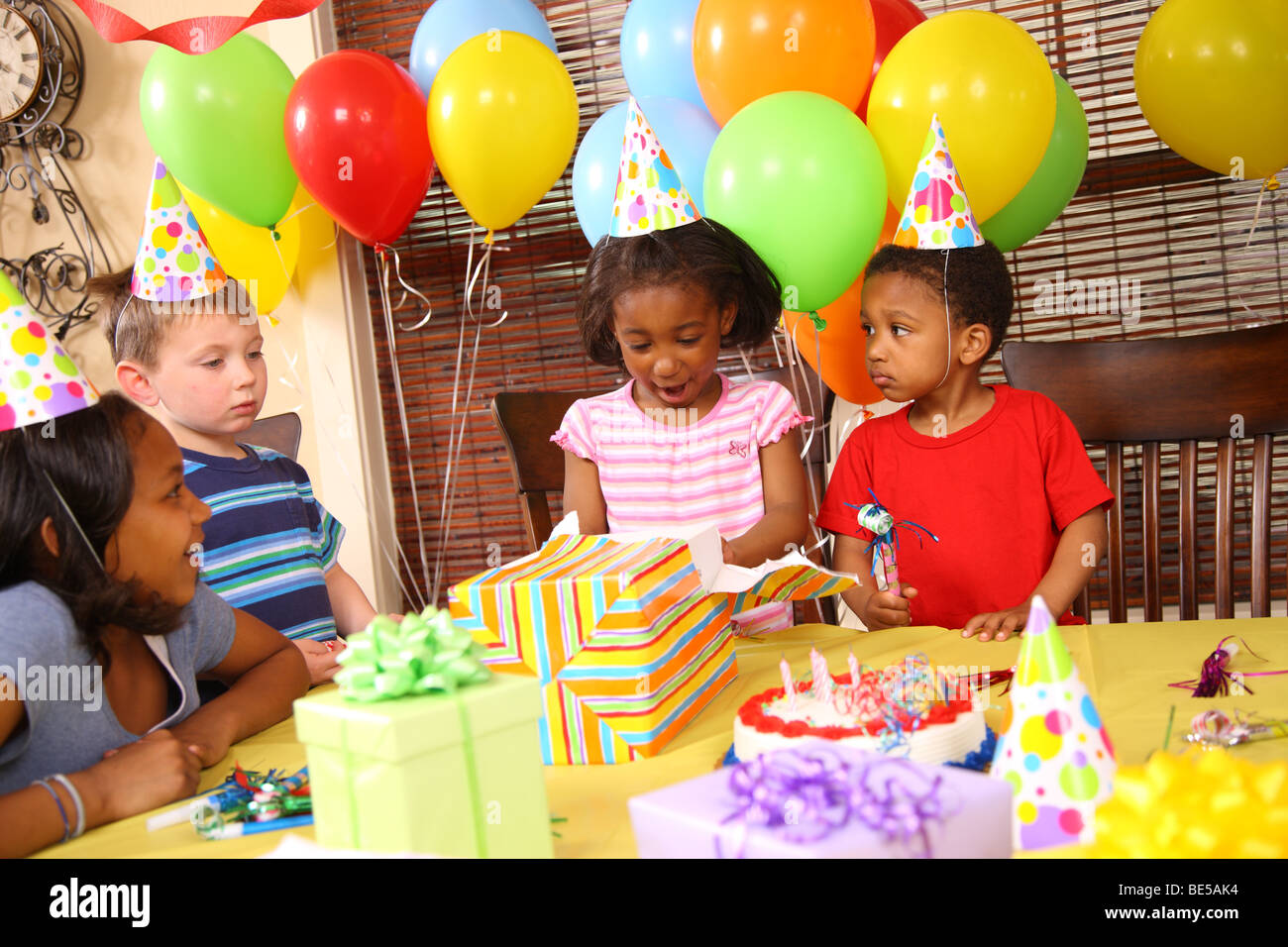 Eröffnung präsentiert auf der Geburtstagsparty Stockfoto