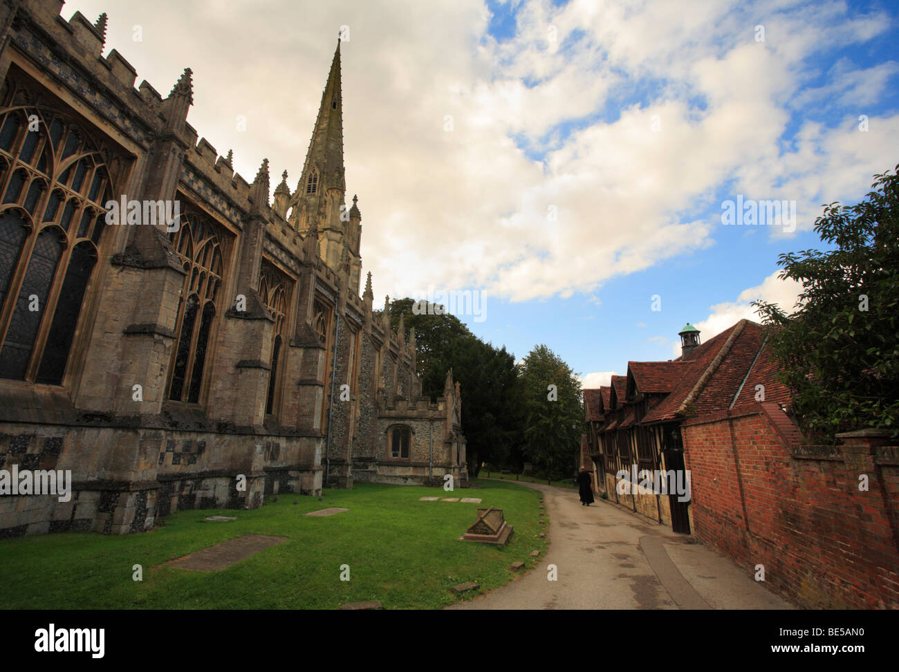St. Marys Kirche, Saffron Walden, Essex, England mit einem Geistlichen zu Fuß entlang dem Pfad. Stockfoto