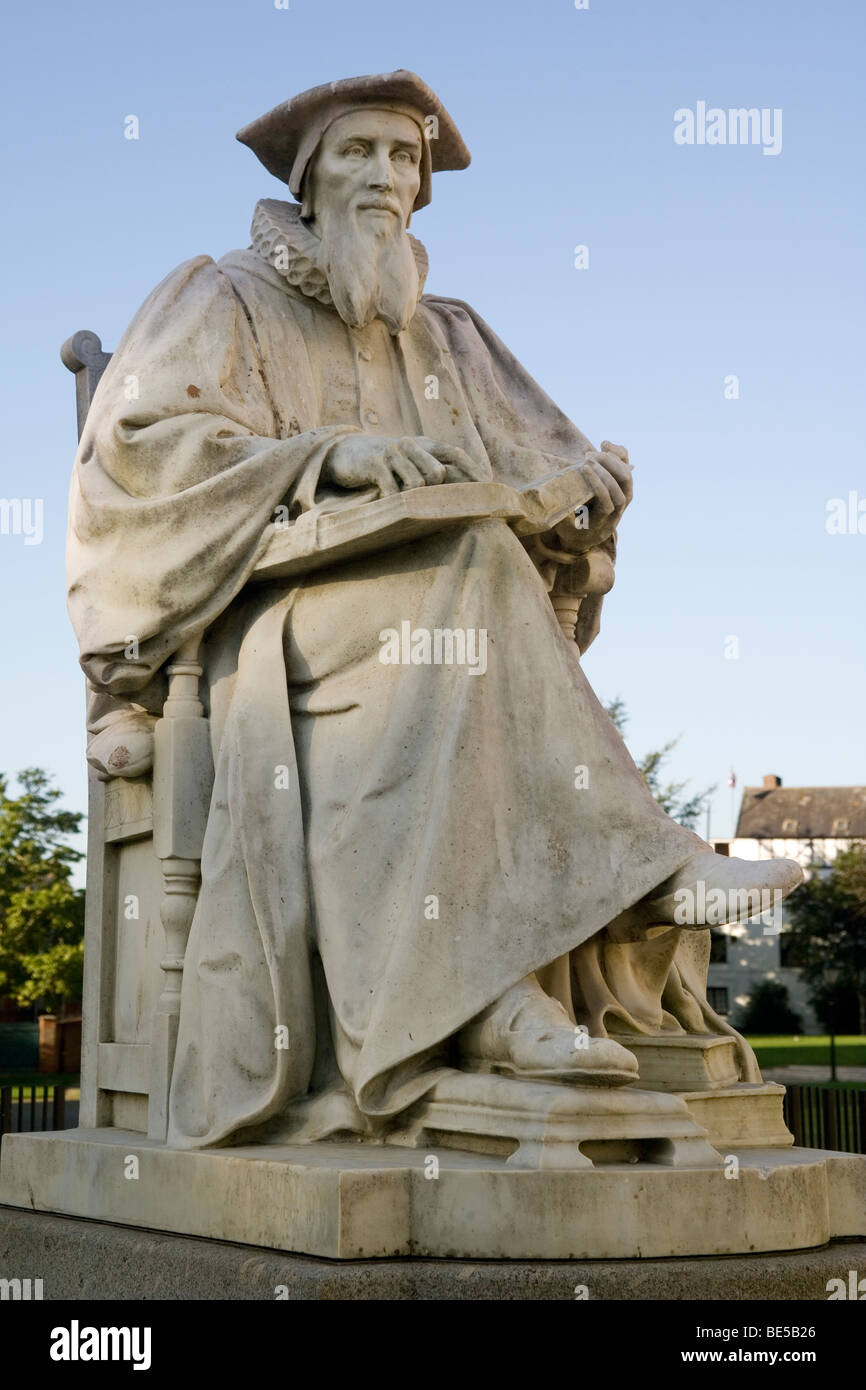 Schließen Sie England Devon Exeter Richard Hooker-Statue im Dom Stockfoto