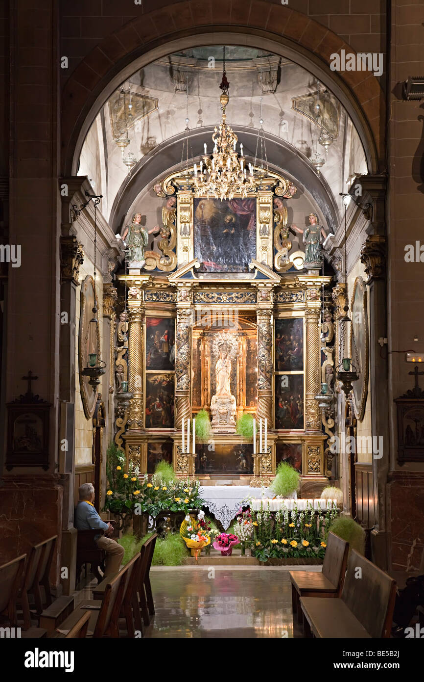 Mann sitzt ruhig mit Blick auf ändern und Statue der Jungfrau Maria in der Kirche von Saint Michael Sant Miquel Palma Mallorca Spanien Stockfoto