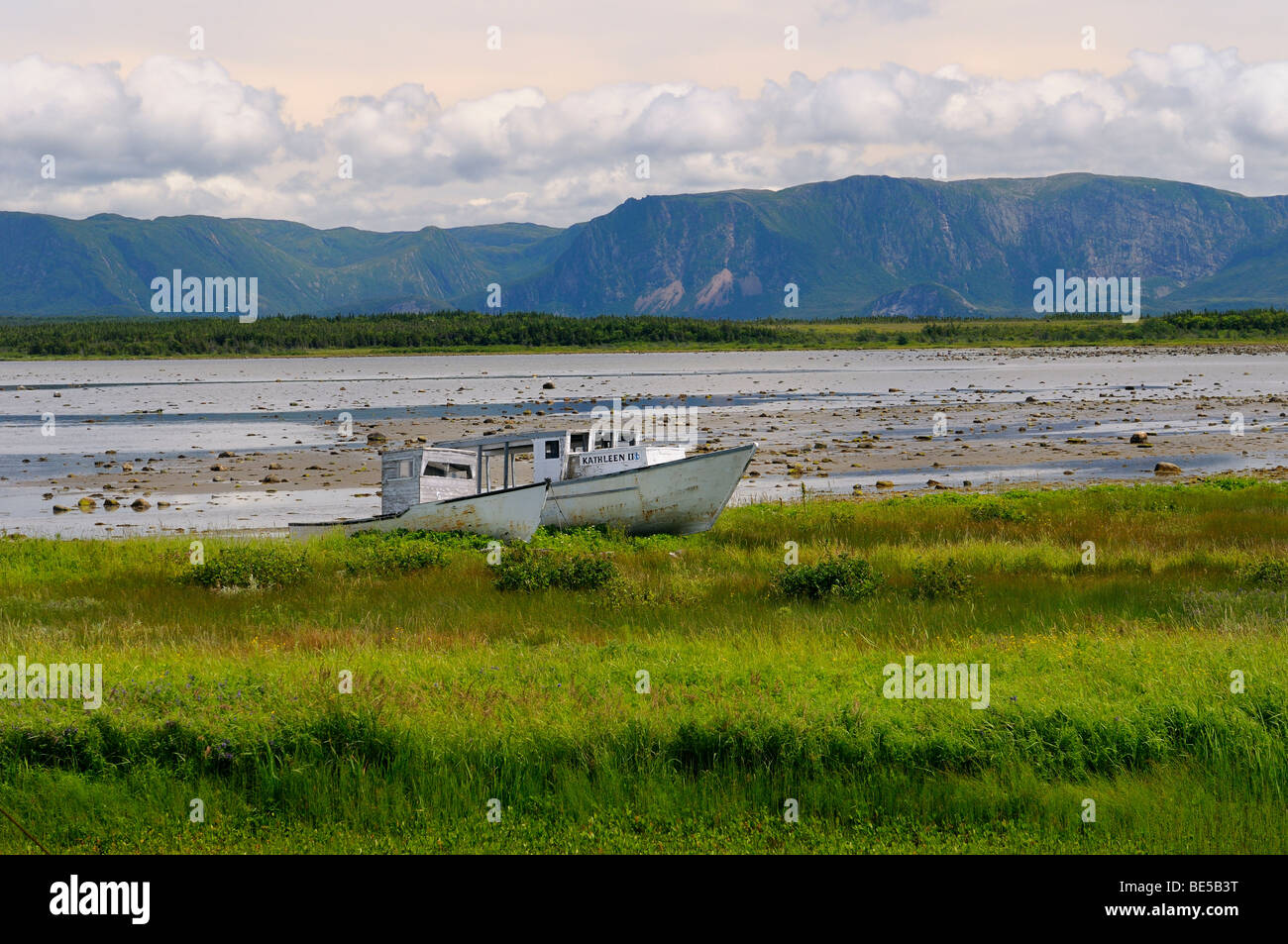 Boote bei Parsons Teich Neufundland mit Gros Morne abgebrochen Long Range Berge im Nationalpark Kanada Stockfoto