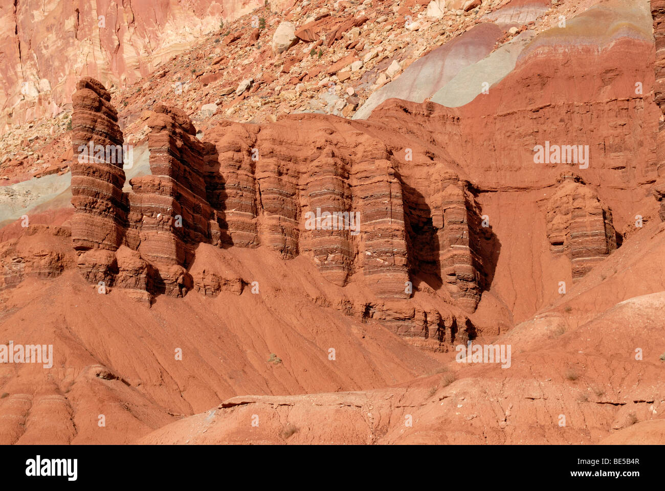 Felstürme und Grate, Sandsteinschichten in verschiedenen Schattierungen von rot, Moenkopi-Formation, Scenic Drive, Capitol Reef National Pa Stockfoto