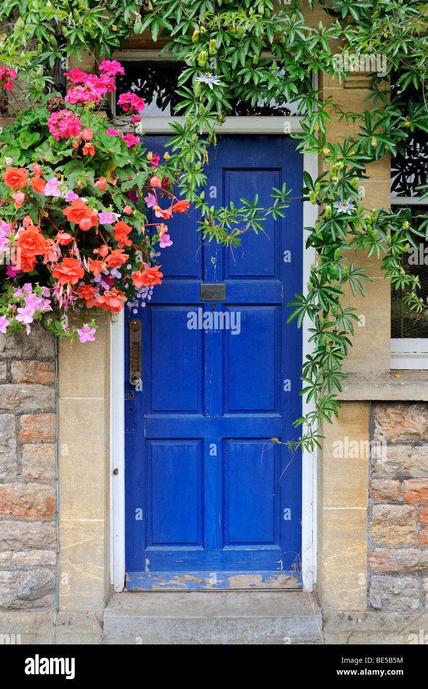 Haustür mit Blumenschmuck auf ein altes Haus im südlichen England, Vereinigtes Königreich, Europa Stockfoto