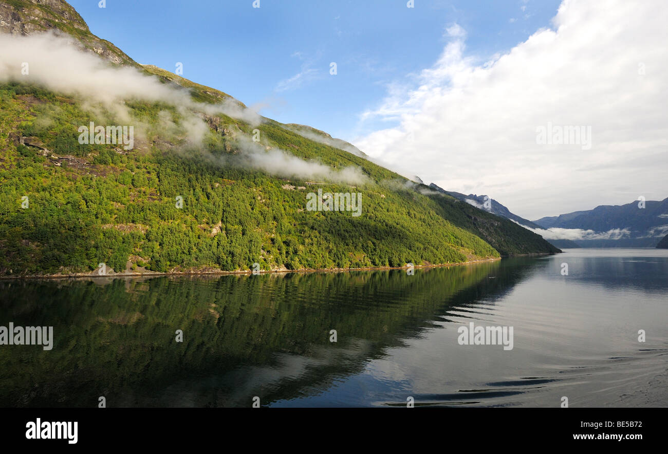 Fjord-Landschaft in den Geiranger Fjord, Norwegen, Skandinavien, Nordeuropa Stockfoto