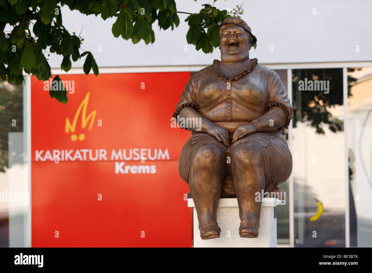 Bronzeskulptur von Manfred Deix vor dem Karikaturmuseum Karikatur Museum, Kunstmeile Krems, Region Wachau, niedriger Aus Stockfoto