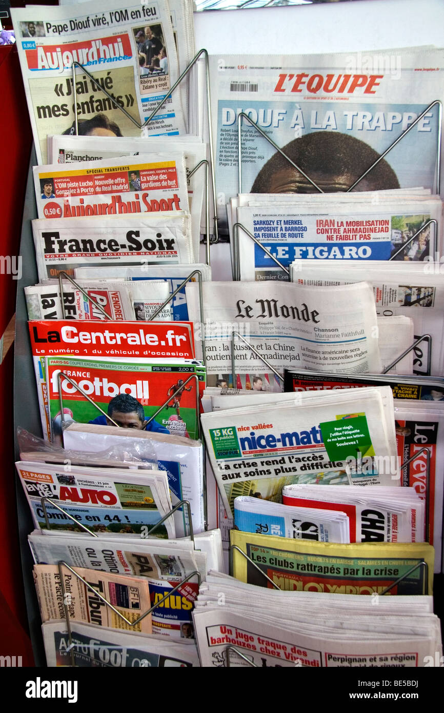 Zeitungen in französischer Sprache an einem Flughafen Kiosk in Nizza, Frankreich. Stockfoto