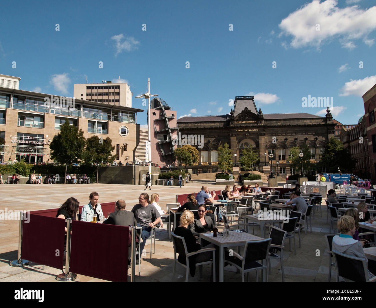 Leeds Museum Millenium Square und im Freien essen UK Stockfoto