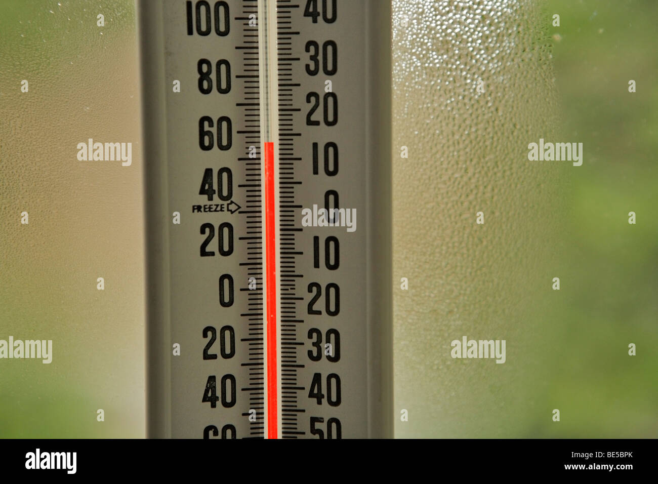 Nahaufnahme des Thermometers in Fenster-Victoria, British Columbia, Kanada. Stockfoto