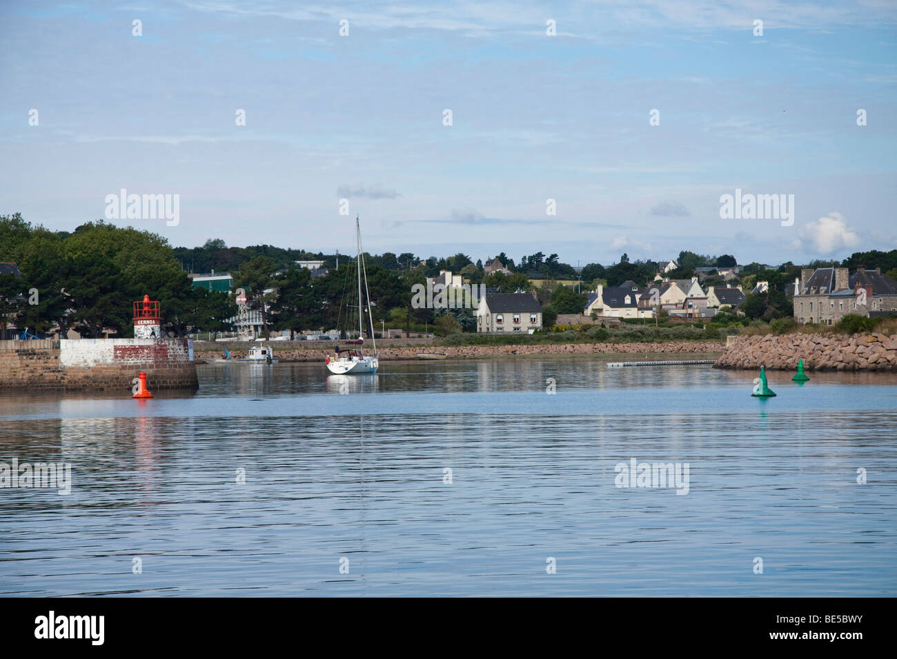 Der Eingang zum Hafen von Paimpol, Nord-Bretagne, Frankreich. Stockfoto