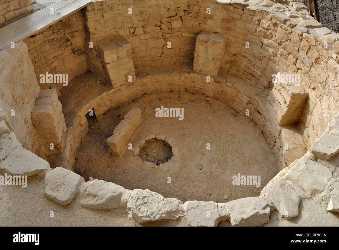 Blick in eine Kiva, historische zeremonielle Algiers von den Vorfahren Bauten, um 1200 n. Chr. Cliff Palace, Mesa Verde Nationalpark Stockfoto