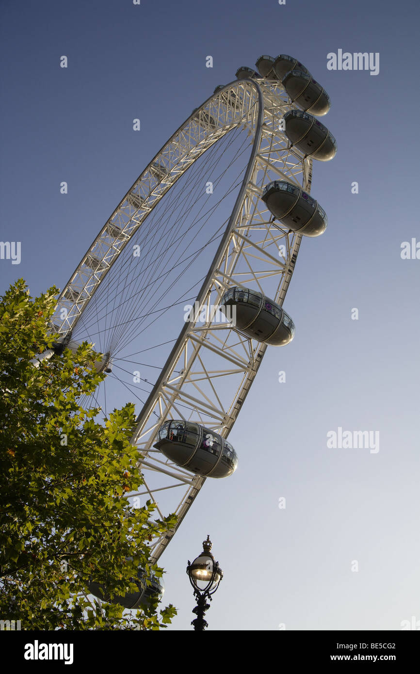 London Eye Riesenrad Touristenattraktion, gegen blauen Himmel am Südufer gegenüber den Häusern des Parlaments Technikmeisterstück. Stockfoto