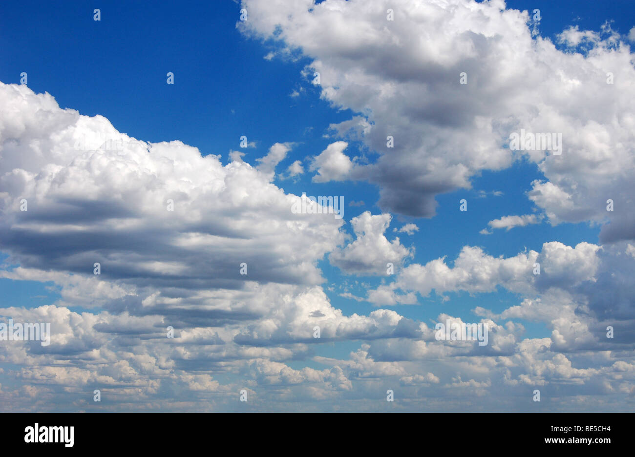 Blauer Himmel mit flauschigen Wolken im Sonnenschein am Tag, Panorama-Bild Stockfoto