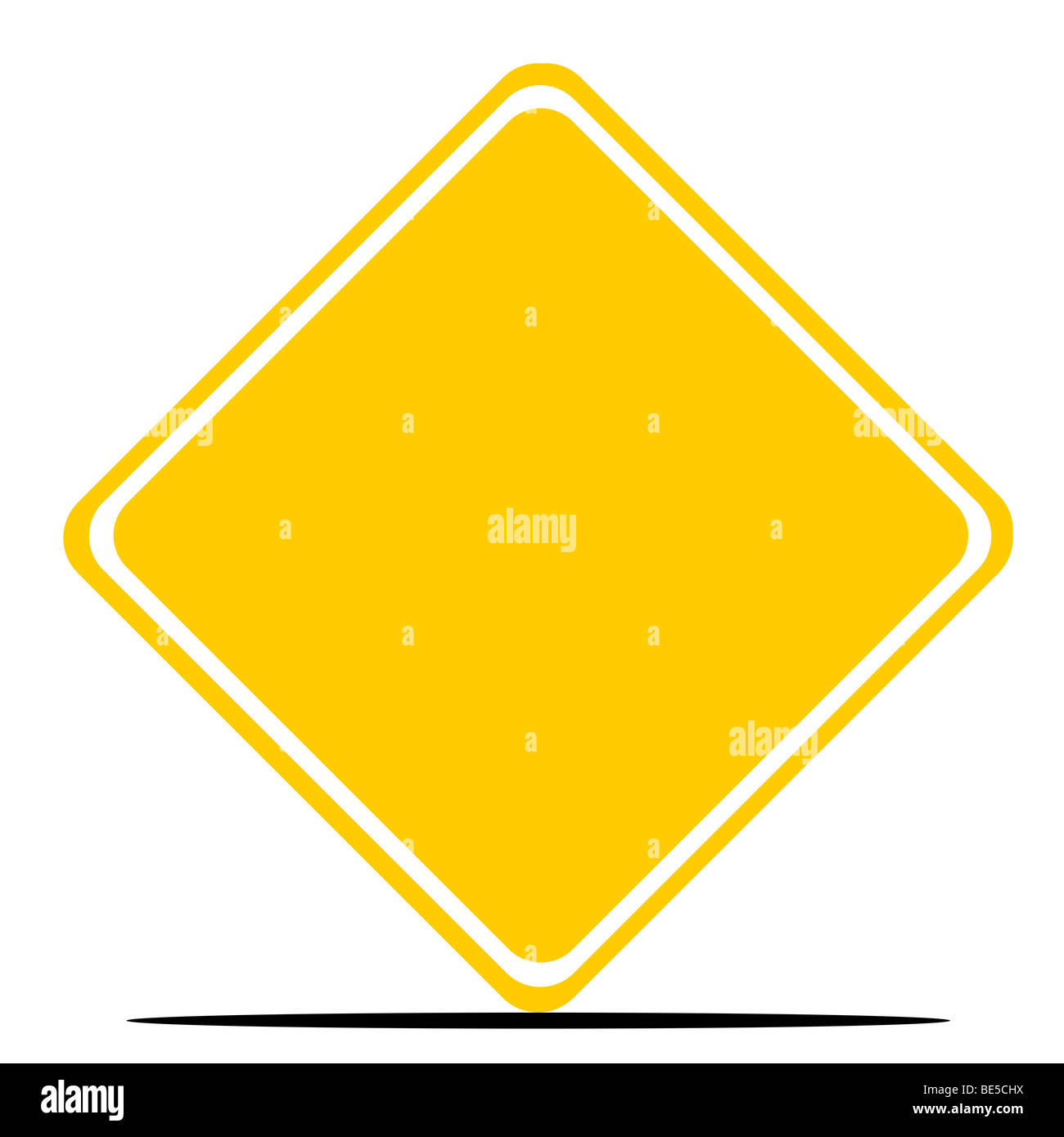 Leere gelbe Raute Verkehrszeichen isolierten auf weißen Hintergrund. Stockfoto