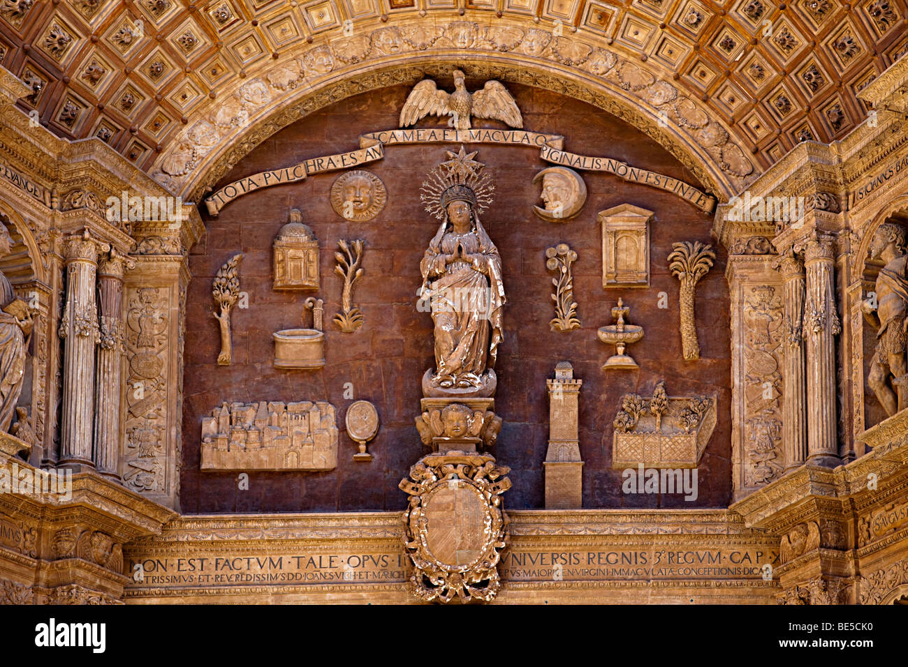 Statue und Schnitzereien in Tür nach Palma Kathedrale Palma Mallorca Spanien Stockfoto