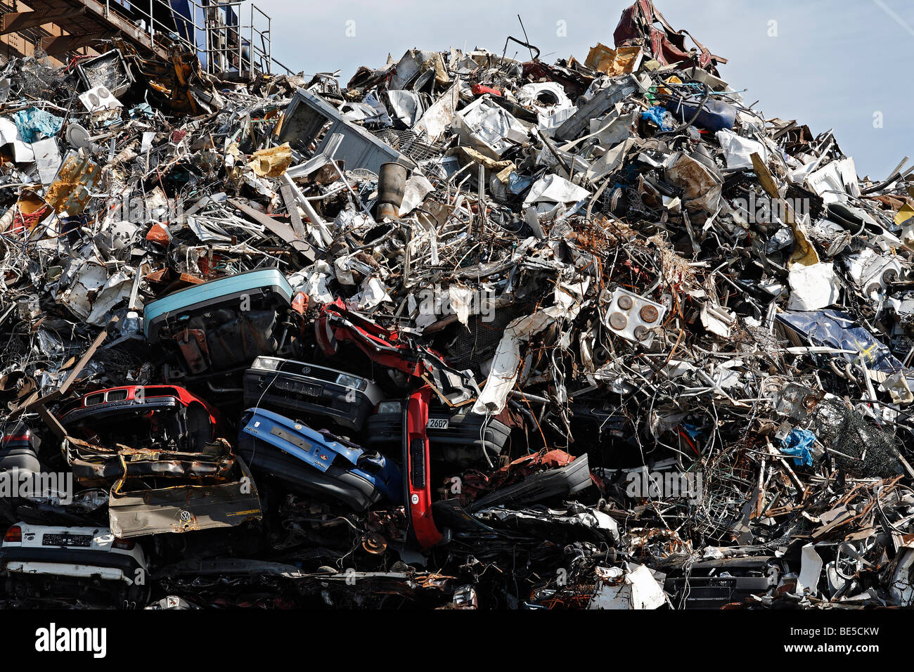 Haufen Schrott Metall und Auto Wracks für recycling, Schrott-Insel, DuisPort Binnenhafen Duisburg-Ruhrort, North Rhine-Westphalia, Stockfoto