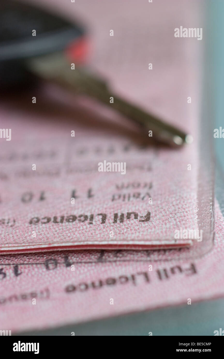 DVLA altes rosafarbenes Papier voller britischer Führerschein Stockfoto