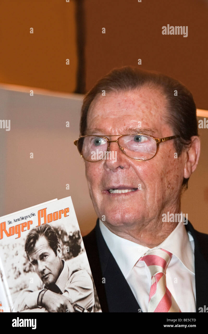 Der englische Schauspieler und ehemaliger James-Bond-Darsteller Sir Roger Moore Stockfoto