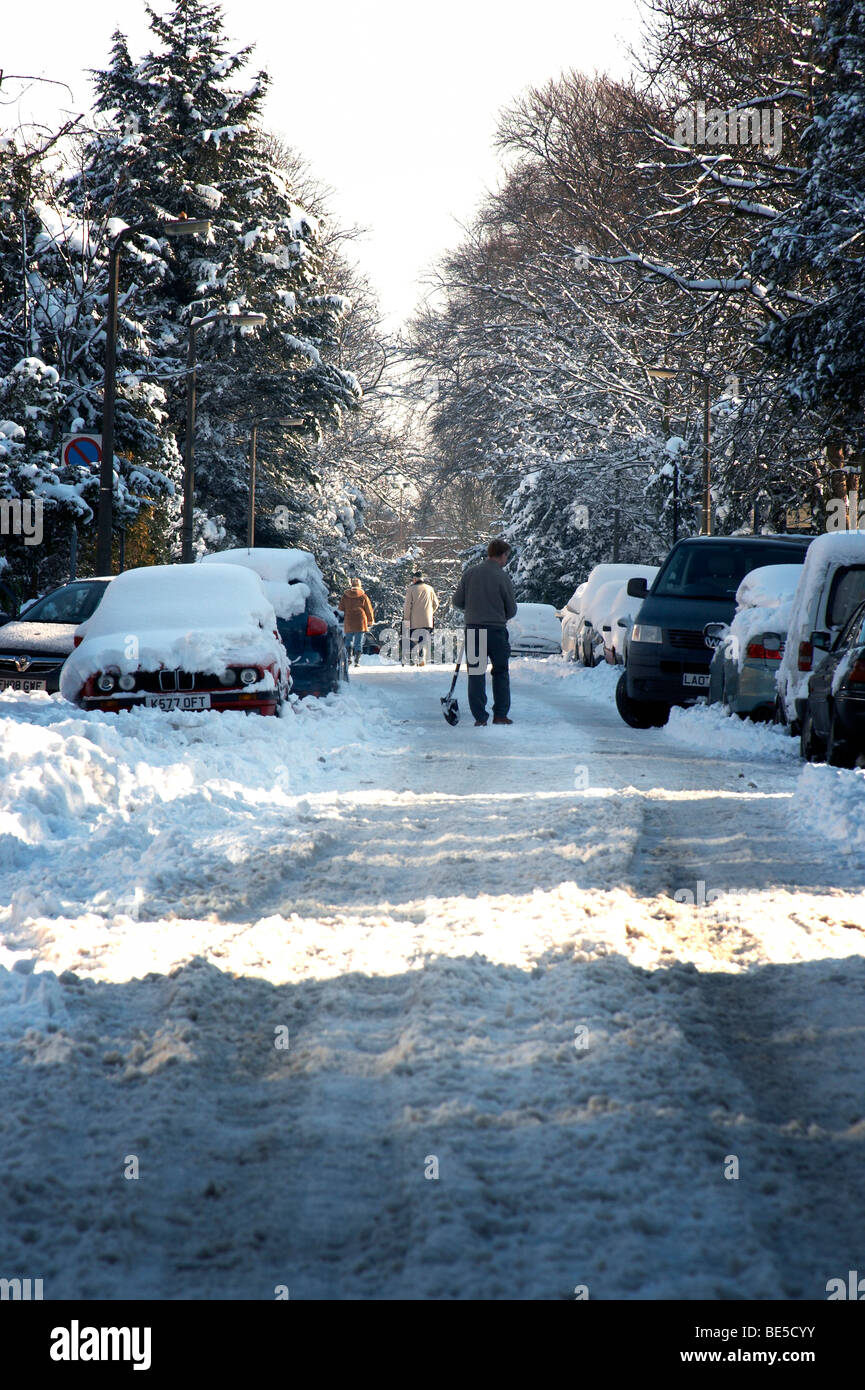 Mann, Spaziergang mit seinem Hund im Schnee Stockfoto