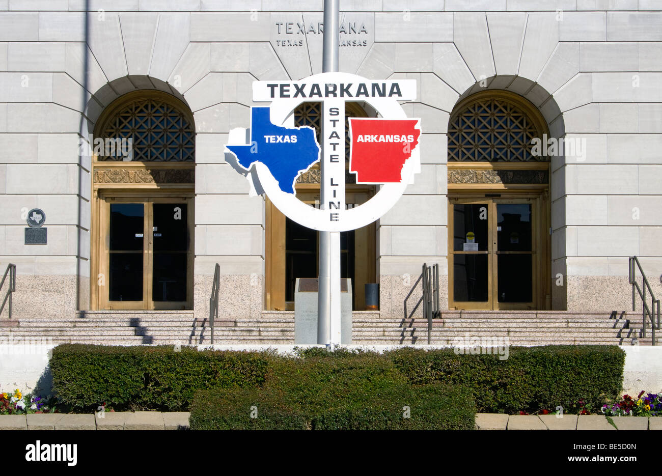 In Texarkana teilt die Staatsgrenze das US-Postamt und das Gerichtsgebäude – halb in Texas und halb in Arkansas – alle sind legendär. Stockfoto