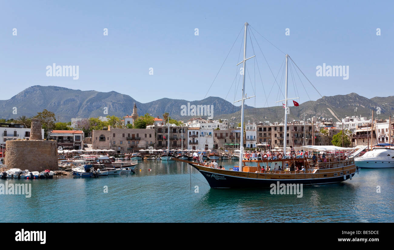 Ein Segelschiff im Hafen von Kyrenia, auch bekannt als Girne, Nordzypern, Zypern, Europa Stockfoto