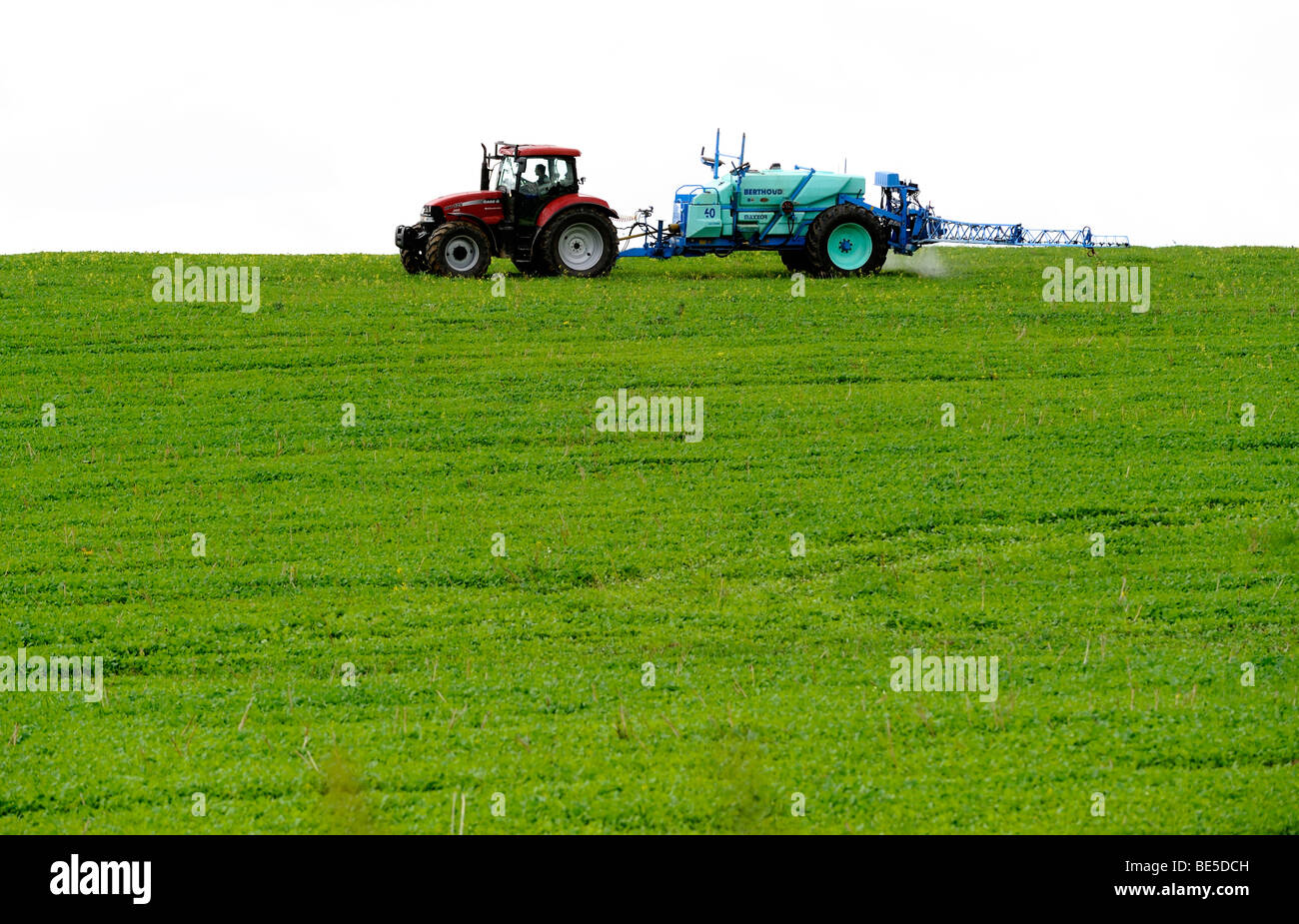 Traktor-Spritzen Dünger-Frühling Stockfoto